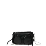 Cartera bandolera de cuero sintético con textura de cocodrilo, color negro. Cuenta con dos bolsillos frontales con cierre, compartimento principal con cierre y correa de cadena metálica.