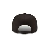 Gorra New Era negra con logo del equipo de béisbol Pittsburgh Pirates bordado en dorado en el frente y logo de New Era bordado en dorado en el lateral.