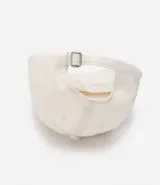 Gorra de béisbol color crudo, de algodón, con visera curva y cierre ajustable en la parte trasera.