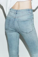 Jeans de corte skinny y tiro alto, confeccionados en tejido super elástico. Presentan diseño clásico de cinco bolsillos, cierre frontal con cremallera y botón metálico.