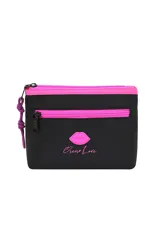 Necessaire de diseño rectangular en color negro, con detalles en fucsia vibrante en los cierres y bordes. Presenta un aplique de labios fucsia y el logo de la marca estampado en la parte frontal. Cuenta con cierre principal y bolsillo frontal con cierre.
