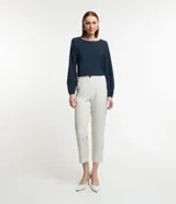 Blusa azul marino de crepé con escote redondo y mangas largas con puños elásticos.