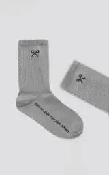 Medias 3/4 de algodón color gris melange, con diseño acanalado. Llevan un pequeño logo bordado en la parte superior de la caña.