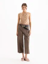 Top negro liviano con escote drapeado y diseño sin mangas.
