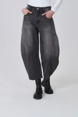 Pantalon de jean estilo barrel con efecto lavado, de tiro medio, con bolsillos laterales y traseros, y costuras decorativas en las rodillas.