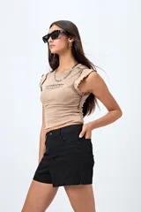 Short blanco de algodón con elastano, calce medio, bolsillos funcionales y tajos pequeños en el ruedo.