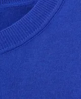 Jersey de punto fino de corte recto, color azul, con cuello redondo y manga larga.