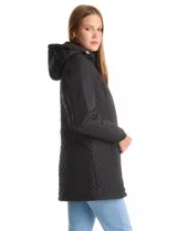 Campera matelassé de largo midi, con diseño combinado de rombos en el cuerpo y costuras horizontales en las mangas. Cuenta con cierre frontal oculto, botones a presión dorados, capucha con interior aterciopelado y ajuste entallado en la cintura.