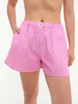 Short de popelina de algodón rosado con rayas verticales blancas, cintura elástica y bolsillos laterales.