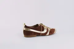 Zapato tipo ballerina acordonado, color negro con detalles en dorado.