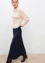 Falda midi de tejido satinado en color azul marino, con diseño recto y cintura con goma elástica.