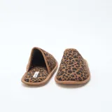 Pantuflas destalonadas de terciopelo con estampado animal print tipo leopardo en tonos marrones y negros, con ribete en color tostado.