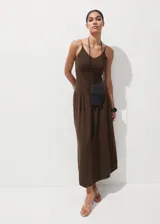 Vestido largo de punto fino color marrón, con tirantes finos, escote en V y diseño con corte en la cintura y falda evasé holgada.