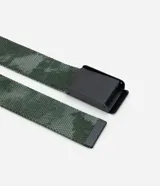 Cinturón ajustable de poliéster con estampado camuflado en tonos verdes y hebilla metálica negra de tipo caimán.