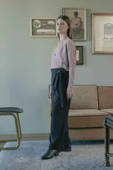 Pantalón de tiro medio, pierna ancha y diseño cruzado en la parte delantera con detalle de lazo y botón lateral.