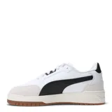 Championes urbanos Puma modelo Shuffle Downtown, con diseño retro inspirado en el básquet. Presentan una combinación de cuero sintético negro en el panel lateral y puntera de gamuza en tono gris claro. Incluyen la icónica franja lateral de Puma en blanco, suela de goma color caramelo y plantilla SoftFoam+ para mayor comodidad.