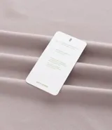 Remera deportiva de manga corta y cuello redondo, confeccionada en tejido tech fleece con tecnología dry que facilita la transpiración y el secado rápido. Presenta un corte comfort holgado y diseño liso sin estampas.