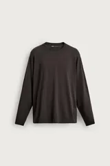 Sweater de punto color negro con cuello redondo, manga larga y calce relaxed fit, confeccionado en hilatura de viscosa con acabado en rib.