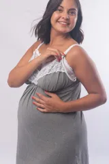 Camisón maternal de modal gris con detalle de puntilla blanca en el escote. Presenta breteles regulables con clip para lactancia y un diseño holgado pensado para la etapa de gestación.