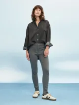 Jean de mujer, modelo Cadiz, tiro alto, corte skinny, color azul oscuro desgastado.