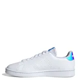 Championes Adidas Advantage blancos con detalles celestes en el talón y la lengüeta.