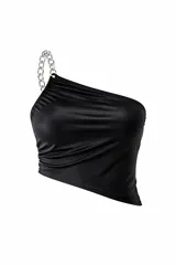 Top asimétrico de un solo hombro, confeccionado en tela satinada negra con efecto brillante. Presenta un tirante de cadena metálica plateada y diseño drapeado en el lateral.