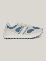 Zapatillas Tommy Jeans de running, con exterior de poliéster reciclado, interior de poliéster reciclado, plantilla de poliuretano, poliuretano reciclado y goma termoplástica reciclada, suela de goma y caucho, paneles con mezcla de texturas, toque de color en el talón, suela dentada y dos pares de cordones de repuesto incluidos.