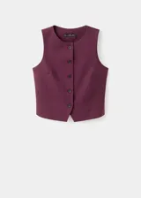 Chaleco de corte recto y diseño sin mangas, con cuello redondo y cierre frontal mediante botones. Presenta un estilo clásico y estructurado, ideal para combinar en conjuntos formales.