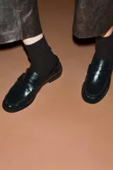 Par de calcetines de caña media con diseño acanalado, confeccionados en tejido suave de color marrón.