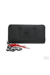 Billetera rectangular de cuero sintético color negro, con cierre perimetral, bolsillo externo para tarjetas y detalle de logo con labios y marca grabados. Incluye un llavero decorativo desmontable con cordón rojo y dije con la palabra Love.