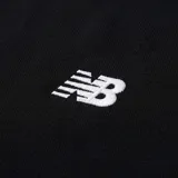 Buzo de cuello redondo New Balance, color negro, con logo pequeño bordado en el pecho y puños acanalados.
