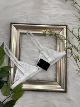 Bralette de estilo triángulo clásico confeccionado en lycra suave y elastizada, con breteles regulables y cierre de gancho en la espalda.