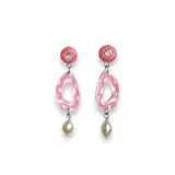 Aros colgantes con pasador naranja, pieza transparente con diseño amarillo y perla de río.