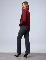 Camisa azul en símil suede, marca Ninety. Cuello con solapa y abertura central con botones. Delantera fruncida.