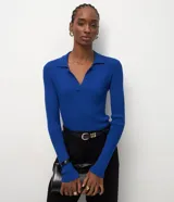 Blusa de punto acanalado color azul, de manga larga, con cuello polo y escote en V.