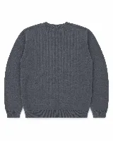Sweater de algodón con cuello redondo y ajuste relajado. Presenta un diseño minimalista en color gris oscuro con el logo de la marca bordado en relieve en el centro del pecho.