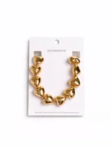 Collar de cadena con dijes de corazones metálicos dorados de acabado brillante.