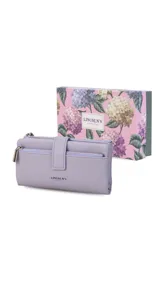 Billetera Lincoln's de mujer en color negro, confeccionada en símil cuero con textura granulada. Presenta un diseño rectangular con cierre de broche, bolsillo frontal con cierre metálico, correa de mano extraíble y logo de la marca grabado en el frente.