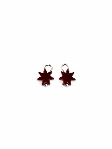 Dije de acrílico espejado rojo en forma de estrella de ocho puntas con anilla de acero inoxidable y pequeña esfera metálica en la parte inferior, diseñado para combinar con aros argolla.