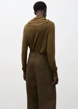 Jersey de punto fino color verde militar, con cuello alto y detalle de nudo integrado en el cuello, de manga larga y diseño recto.