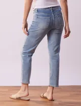 Jean recto de denim azul, marca Royalty.