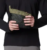 Campera impermeable Columbia modelo Glennaker Lake Jkt Omni-Shield, color verde militar, con cierre frontal, capucha ajustable que se guarda en el cuello, bolsillos con cremallera y puños ajustables con velcro.