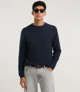 Suéter negro de tejido de punto maquinetado con cuello redondo y manga larga.