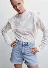 Short de jean celeste de tiro alto con ruedo doblado.