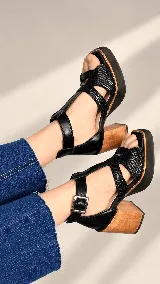 Sandalias de taco alto ancho con plataforma, color tostado, con tiras delanteras entrelazadas en cuero grabado tipo cocodrilo y capellada lisa, tiras laterales y correa al tobillo con hebilla metálica ajustable.