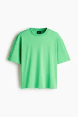 Remera boxy de algodón en color verde, con hombros caídos, cuello redondo acanalado y corte oversized.