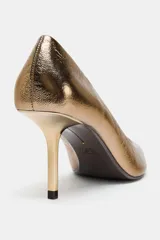Zapato de tacón alto fino con acabado metalizado dorado y punta fina.