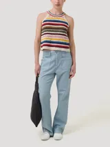 Remera sin mangas de crochet modelo Mar de la marca RKF, con diseño de rayas horizontales multicolor, cuello redondo y tirantes finos.