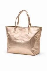 Bolso tipo tote bag color dorado con efecto arrugado y dos asas superiores.