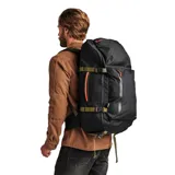 Mochila negra de 55 litros con múltiples bolsillos y compartimentos, incluyendo uno para laptop de hasta 16 pulgadas. Cuenta con correas de compresión laterales, correa de pecho y cinturón de cadera plegable.